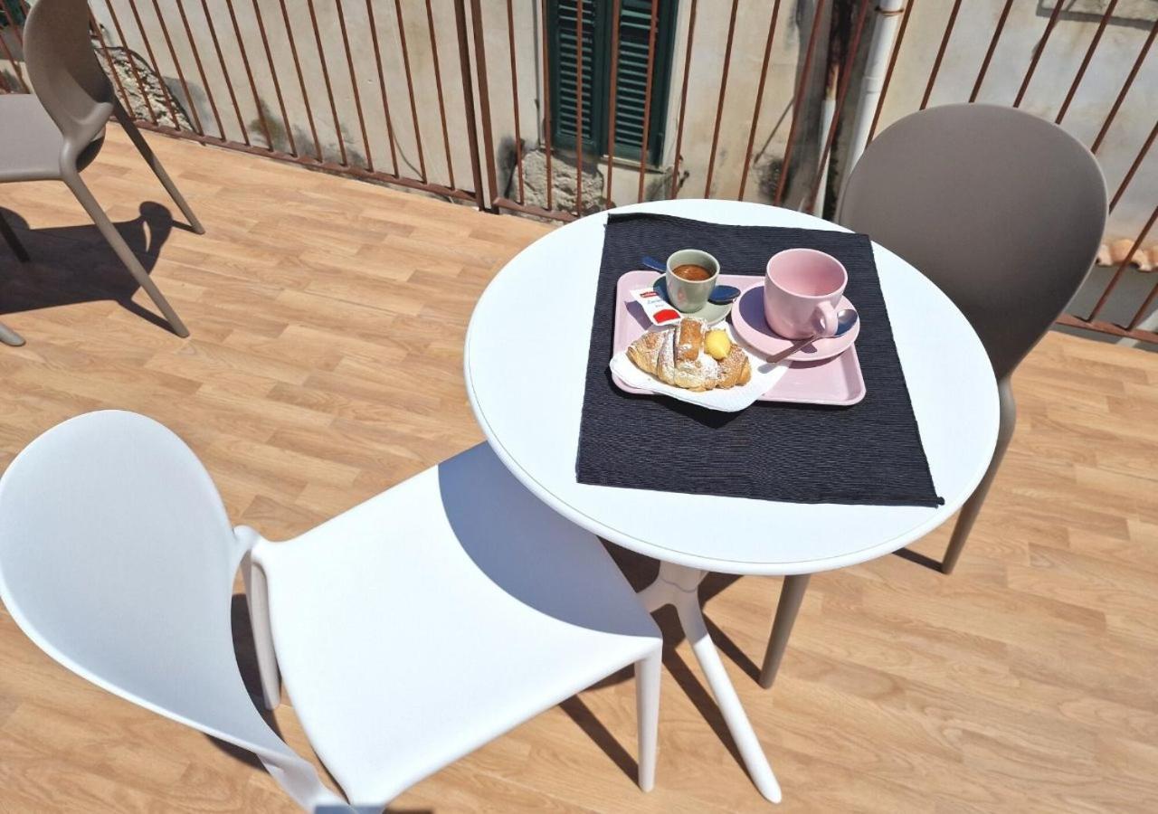 B&B Tra Le Vie Del Borgo Vieste Bagian luar foto